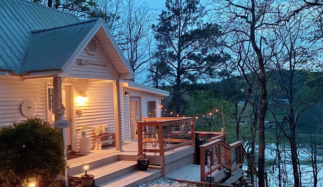 Dreamy Waterfront Cottage on Lay Lake with Kayaks