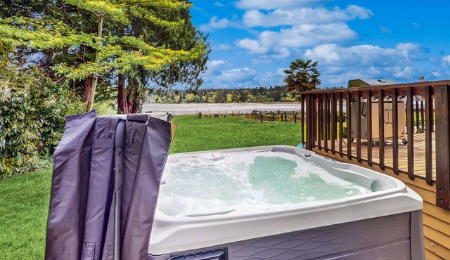 Dreamy waterfront haven with beach, pond, trails, kayaks, hot tub & shuffleboard