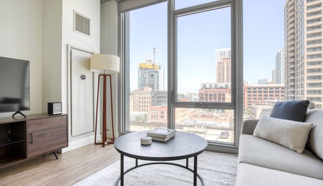 Dreamy West Loop Studio w/Deck, Pool & Gym, 3 blocks to L, by Blueground