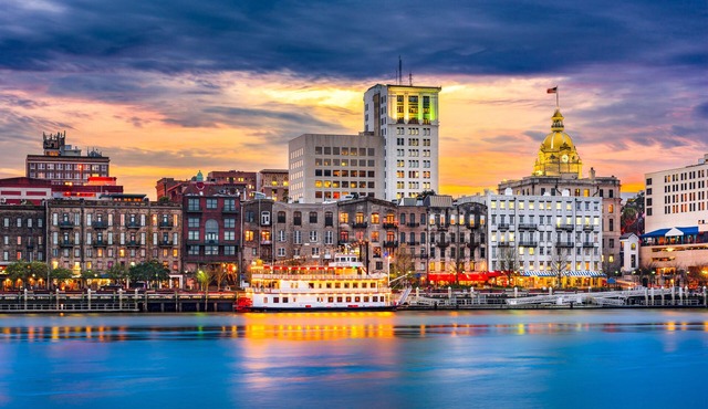Dreamy West Victorian townhome - private patio, dogs ok, blocks to Forsyth Park