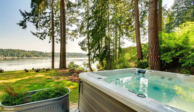 Dreamy Wooded Cabin with Private Beach & Kayaks!