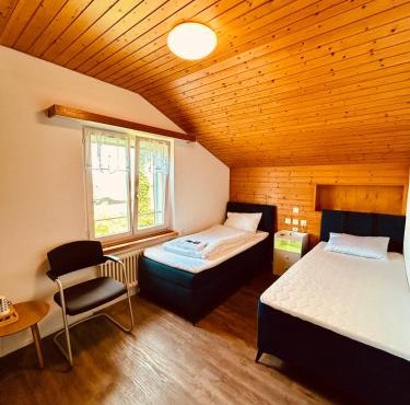 Dreibettzimmer mit eigenem Bad und Seeblick