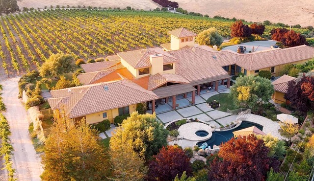 Dresser Winery Estate Villa - 6,300sf home on a vineyard with pool & hot tub!