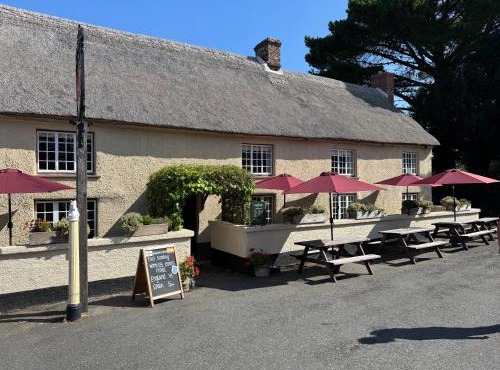 Drewe Arms Bunk Rooms & Church Cottage