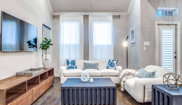 Driem House Luxurious Home in Legacy - Long Term