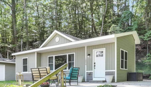 Drift Away Cottage - Private Beach Access - Tennis - Near Lake MI