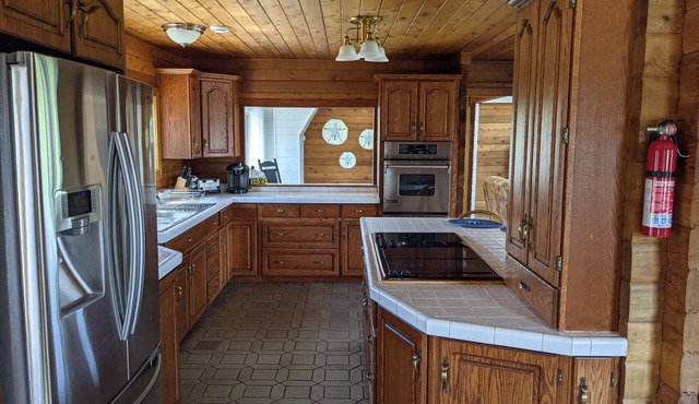 Drift Away Lodge - waterfront property with pool and hot tub