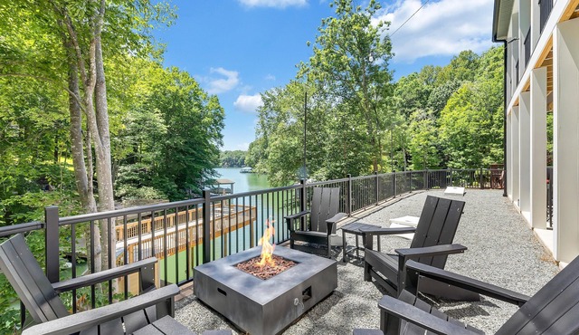 Drift Away Ridge, Brand New Lakefront Luxury w/Covered Decks + Hot Tub, Fire Pit, Party Deck & Dock.