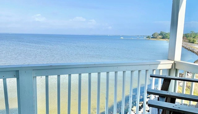 Drift Away - Waterfront End Unit with 2 Kayaks