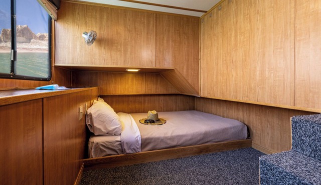 Drift, Dream, Discover: Your Houseboat Adventure Awaits!