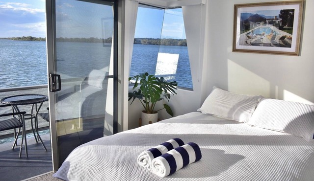 Drift Flotel - Luxury Houseboat Experience