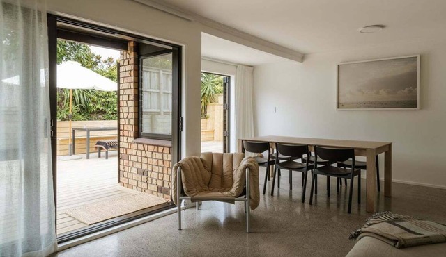 Drift House - Stylish 2-Bedroom Modern Retreat with Polished Concrete Floors, Dark Walnut Accents, Balcony, Backyard BBQ Area and Steps from Iconic Omanu Beach