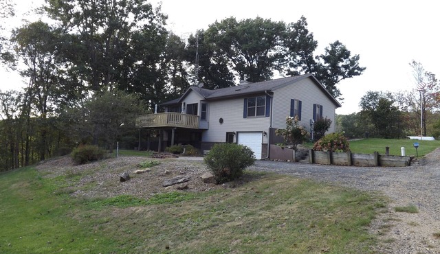 Driftless Area Country House: large deck, spring fed creek, Amish area