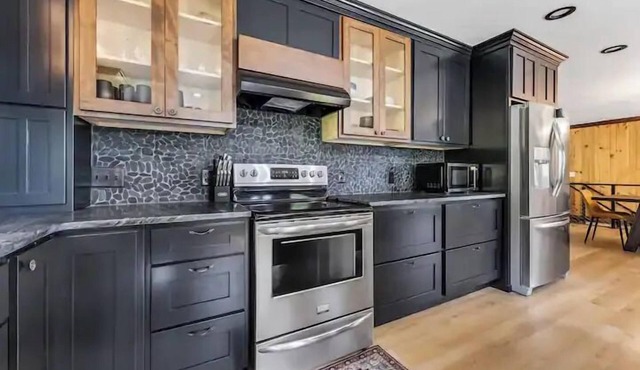 Driftless Cabin Getaway / HOT TUB / Sleeps 15