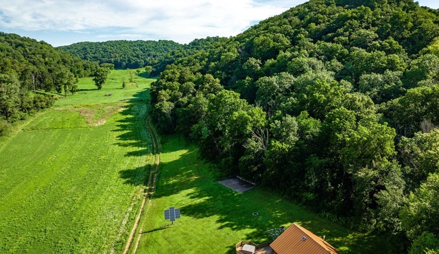 Driftless Escape – Secluded Luxury Lodge on Stream with Hot Tub