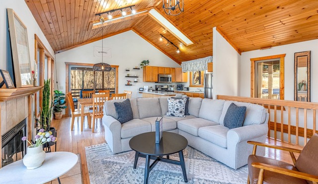 Driftless Haus: Cozy & Secluded Retreat | Hot Tub | Firepit | All Ensuites