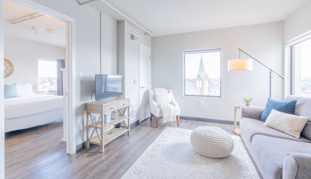 Driftwood - 1BD/1BA in the East Village with Stunning Views of Downtown