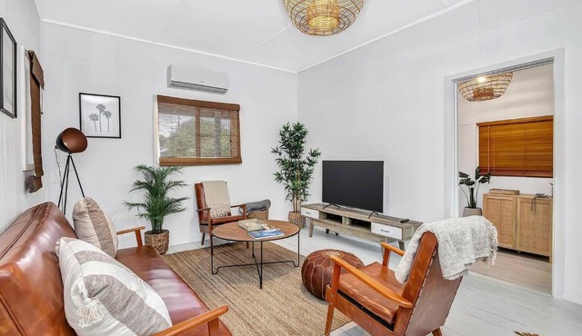 Driftwood Beach House - A Cosy Coastal Cottage