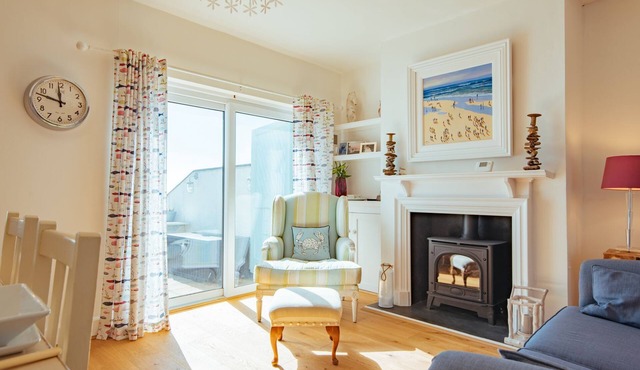 Driftwood Cottage by Bloom Stays - family friendly cottage with sea views