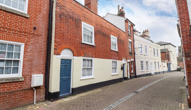 DRIFTWOOD COTTAGE, family friendly, with a garden in Harwich