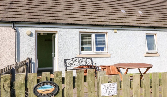 DRIFTWOOD COTTAGE, pet friendly in Craignure, Isle Of Mull