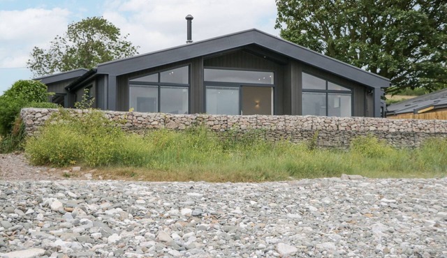 DRIFTWOOD COTTAGE, pet friendly, with open fire in Ulverston