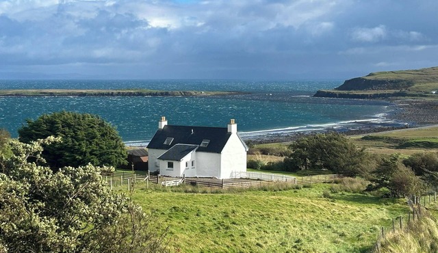 Driftwood Cottage Skye, 2 bedroom , Spectacular Seaview, close to Quiraing