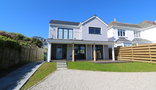 DRIFTWOOD HAVEN, pet friendly, luxury holiday cottage in Carbis Bay