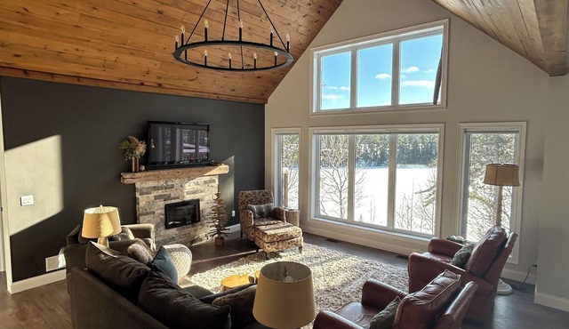 Driftwood Hideaway: So Private, Serene & Spacious Lakefront….So much to do!