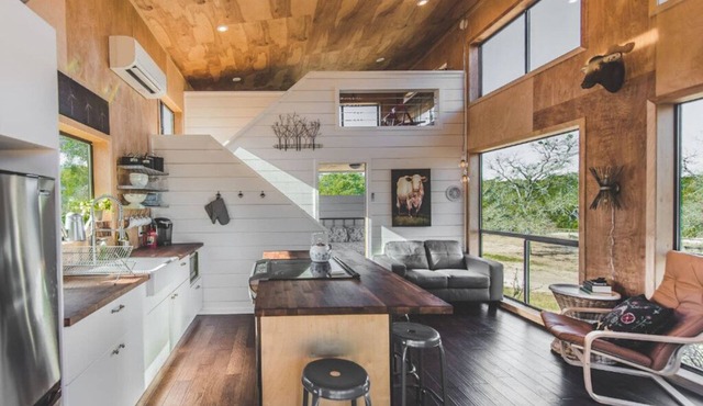 Driftwood ↠ Hill Country cabin w Loft & Light & Pickleball