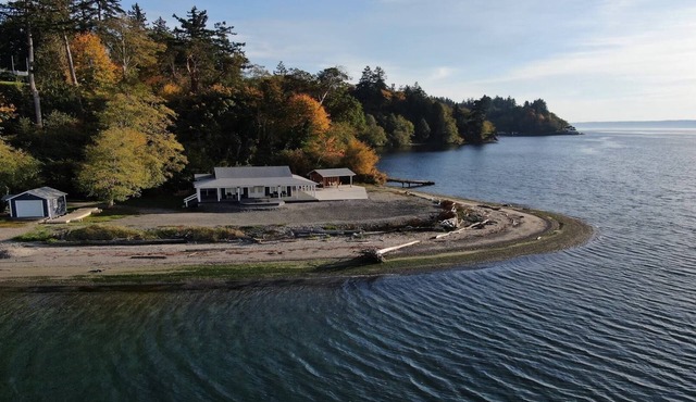 "Driftwood Island Retreat" Spectacular View, Private Waterfront on James Point.