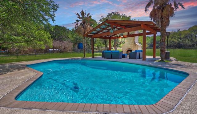 Driftwood Manor - Upscale Hill Country property with Private Pool!