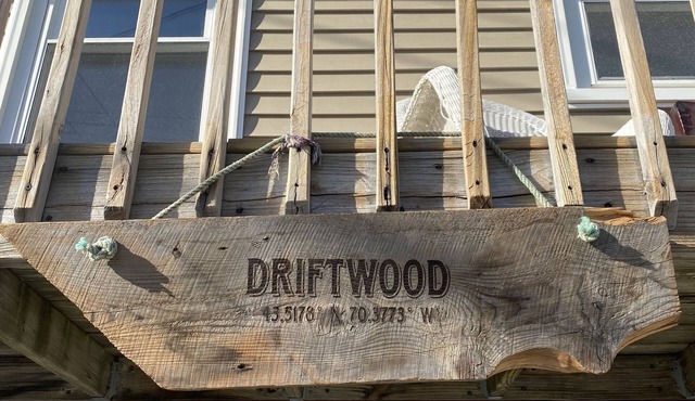 “DRIFTWOOD” Quaint Cottage by the Sea- 600 ft from the sand!