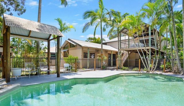 Driftwood - Rainbow Shores. Swimming pool, Wifi, beds made. Gorgeous home.