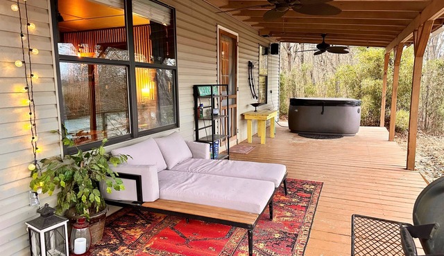 Driftwood -Riverfront & Private, hot-tub + WiFi