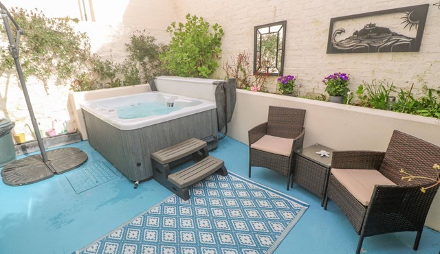 DRIFTWOOD, romantic, character holiday cottage in Marazion