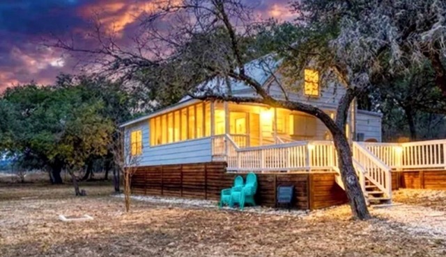 Drive over Frio River 2 Luxurious Gated Lodge, Super Views, 3 Minutes 2 Frio!