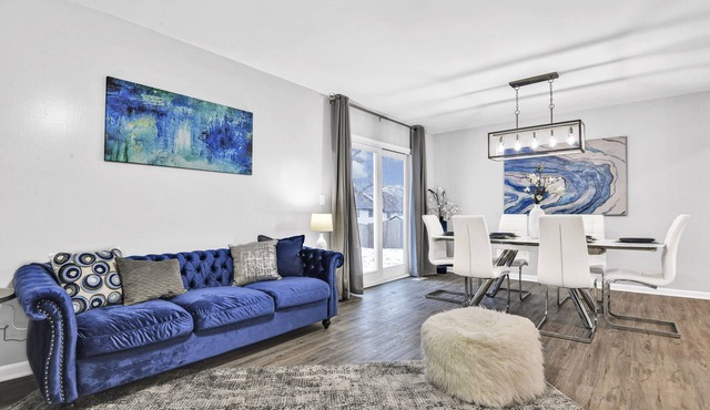 ❖Driveway❖15min → DT❖Family-Friendly❖Yard+Patios❖Corner Lot❖Reserved Parking❖