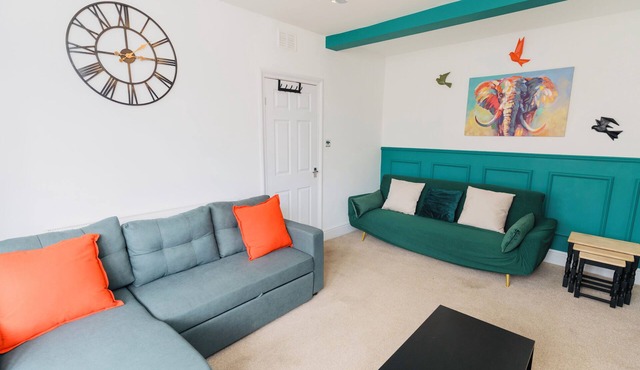 Driveway for 2 Cars-Garden-Super King Bed-500Mbps WiFi (5 ⭐️⭐️⭐️⭐️⭐️ Ratings Airbnb)