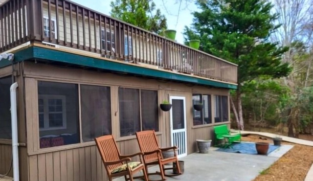 Driveway to Huge covered dock, Wifi, Firepit, Screened In porch