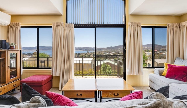 Dromaius 5 - 3BR Townhouse l Lake Views l Spa Bath l WiFi l BBQ