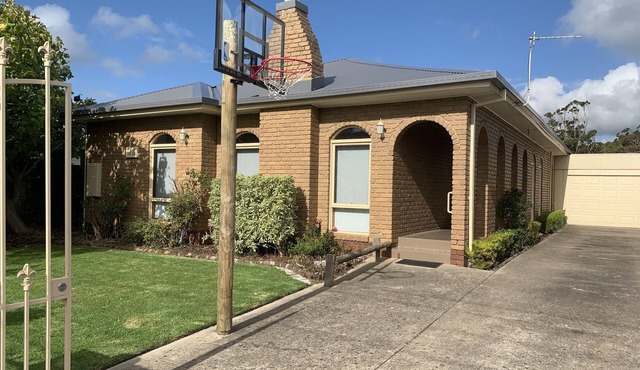 Dromana beach house - only 150m to the beach, with free WIFI and near town