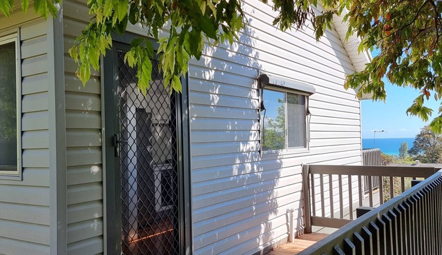 Dromana getaway with a view, air con and wi-fi.