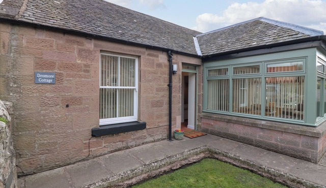 DROMORE COTTAGE, pet friendly, character holiday cottage in Norham