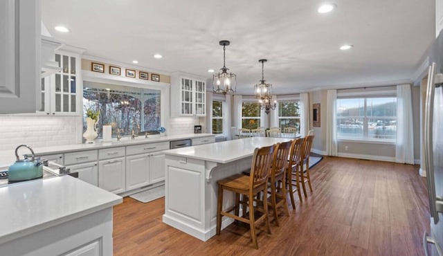 Dromore Estate & Lilac Cottage · Luxury Lakeview Estate- 2 homes on 2 acres!