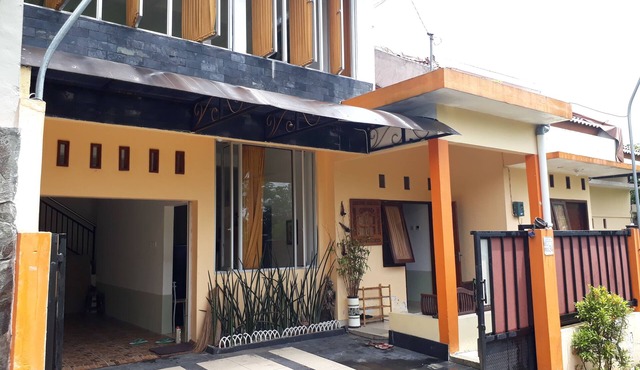 Drono Guest House terletak di sisi sawah dengan suasana yang tenang