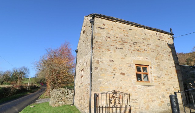 DROVER'S COTTAGE, pet friendly, with a garden in Wolsingham