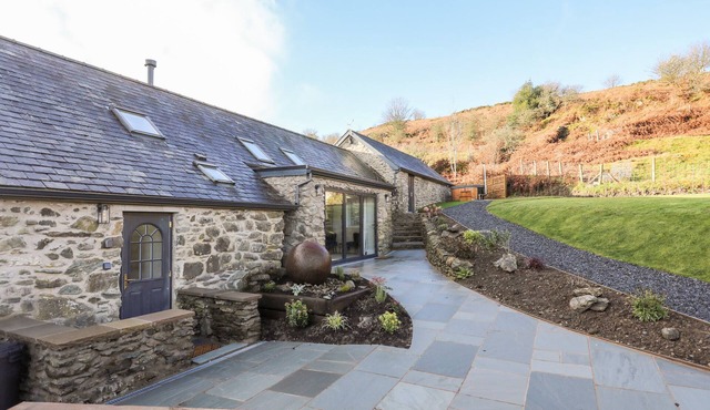 DROVERS BARN, pet friendly, luxury holiday cottage in Corwen