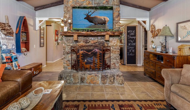 Drowning Creek Cabin & Bunkhouse ~ Sleeps 12