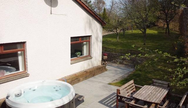 Druim an Lochain Cottage - farmstay in The Cairngorms